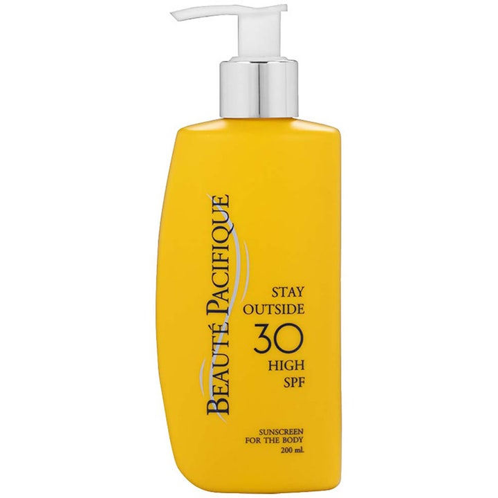 Beauté Pacifique Stay Outside 200 ml högskyddande spf 30 i gul pumpflaska som ger fuktgivande solskydd kropp.