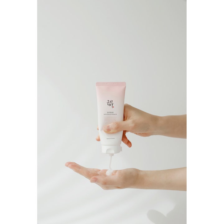 Beauty of Joseon Apricot Blossom Peeling Gel 100 ml ansiktspeeling som trycks ut ur tub i en handflata.