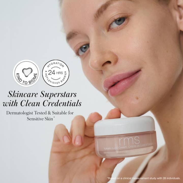 RMS Beauty Kakadu Luxe Cream 50 ml lyx ansiktskräm ger 24h fukt för känslig hud i glasburk som hålls av en kvinna.