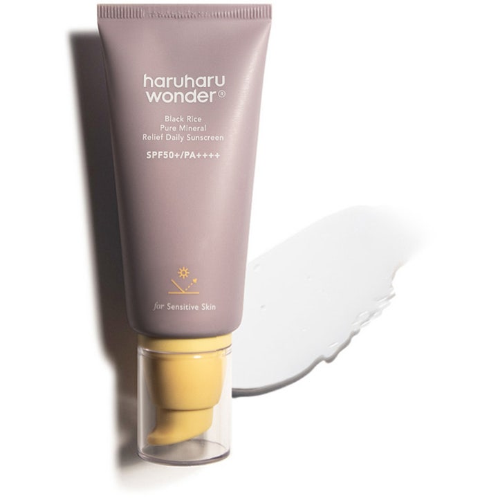 haruharu wonder Black Rice 50 ml daglig solkräm SPF50 känslig hud i lila tub med gul pump och vit textur
