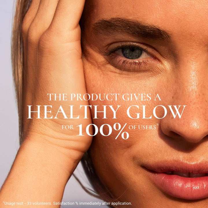 Nuxe Sun-Kissed Fluid 40 ml ger lyster och visas på en kvinna med hud som strålar av hälsosam glow.