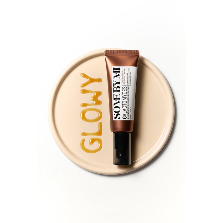 Some By Mi Galactomyces Glutathione Brightening Cream 40 ml lysterkräm i bronsfärgad tub bredvid GLOWY skrivet i bärnstensgel