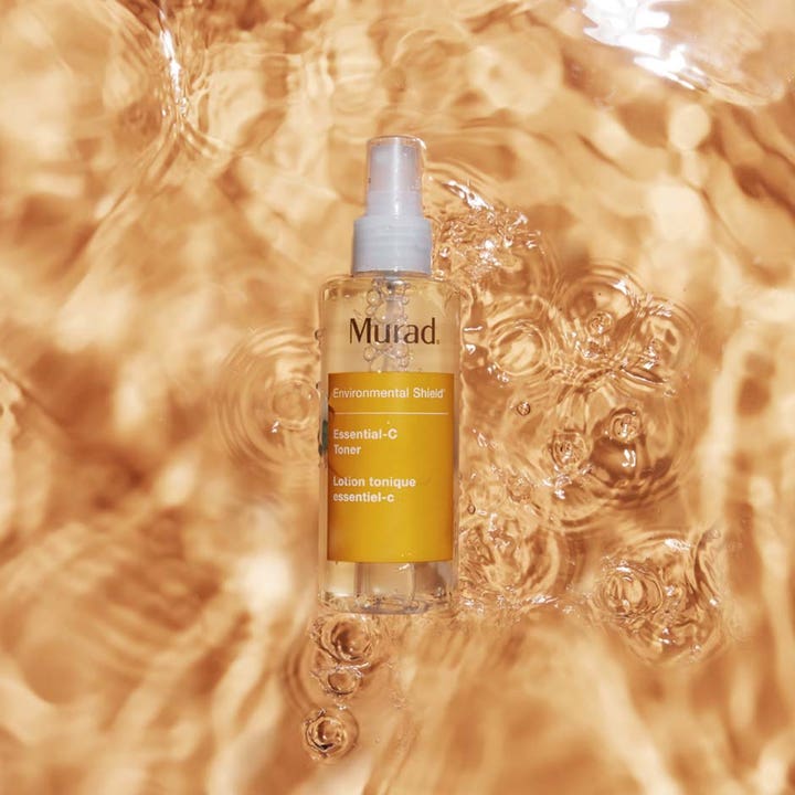 Murad Environmental Shield Essential-C Toner 180 ml antioxidant toner hudvård i sprayflaska i böljande gyllene vatten.