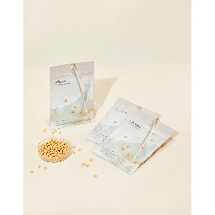 Mixsoon Weekly Bean Mask Pack 7 st koreansk återfuktande ansiktsmask i beige påsar bredvid gula bönor
