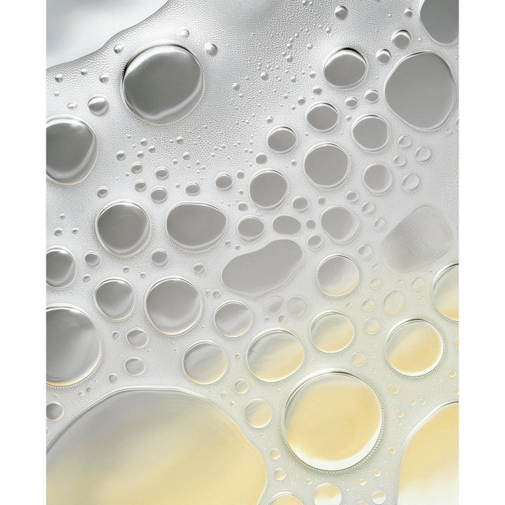 MANTLE The Nourishing Body Wash 250 ml närande duschtvål med en textur av gyllene oljedroppar och små bubblor