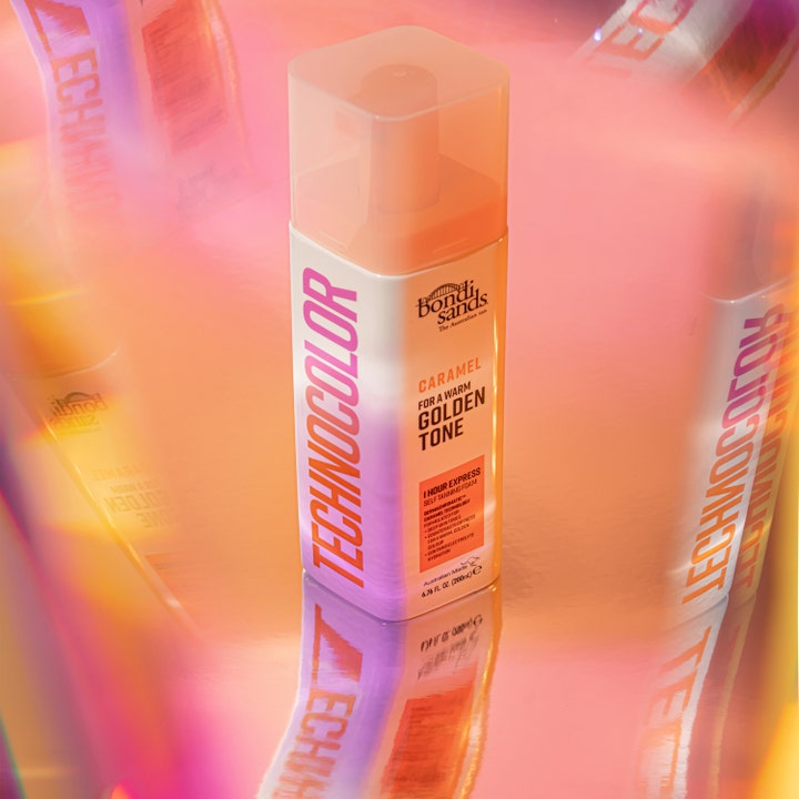 Bondi Sands Technocolor Caramel 200ml brun utan sol foam ger en varm solbrun look bronzing på rosa spegelblank yta.