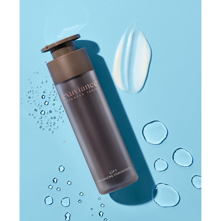 Exuviance Lift Volumizing Concentrate 50 g lyftserum ger anti-aging effekt i brun flaska med krämig vit textur.