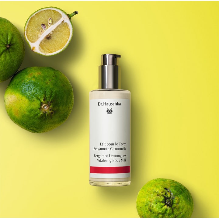 Dr. Hauschka Bergamotte Lemongrass Vitalising Body Milk 145 ml kroppsmjölk i pumpflaska med färsk bergamott.