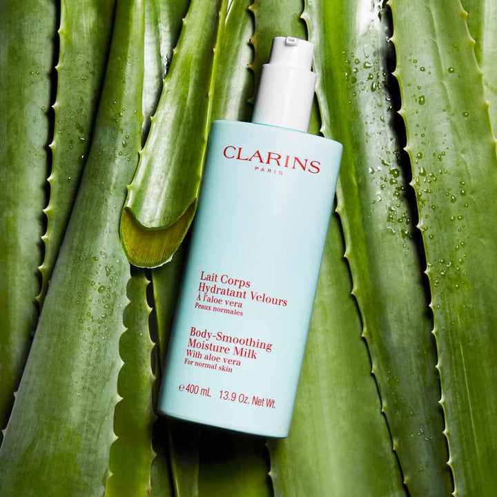 Clarins Hydrating Body-Smoothing Moisture Milk 400 ml återfuktande kroppslotion i ljusblå pumpflaska på aloe vera-blad