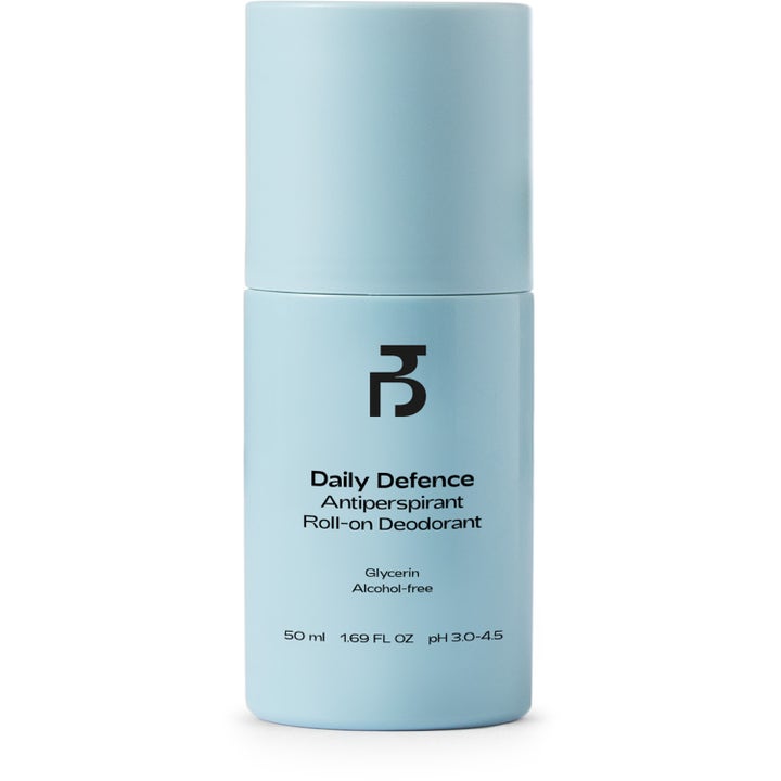 By Bangerhead Daily Defence Antiperspirant Roll-on Deodorant 50 ml återfuktar med glycerin i en ljusblå plastförpackning
