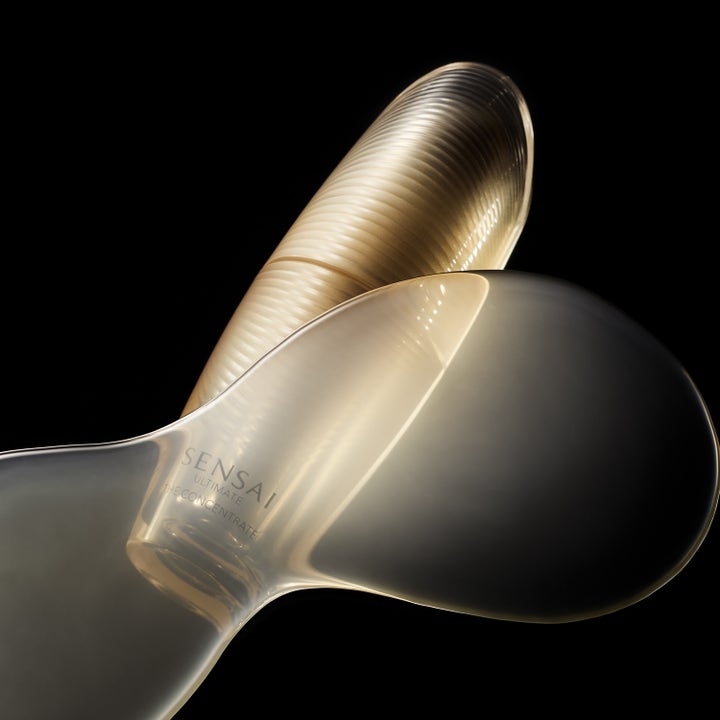Sensai Ultimate The Concentrate N Refill 30 ml lystergivande serum med en mjukt flytande gyllene konsistens.
