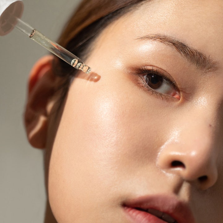 haruharu wonder Black Rice Hyaluronic Botanical 2GF Ampoule 30 ml svart ris ampull appliceras på huden