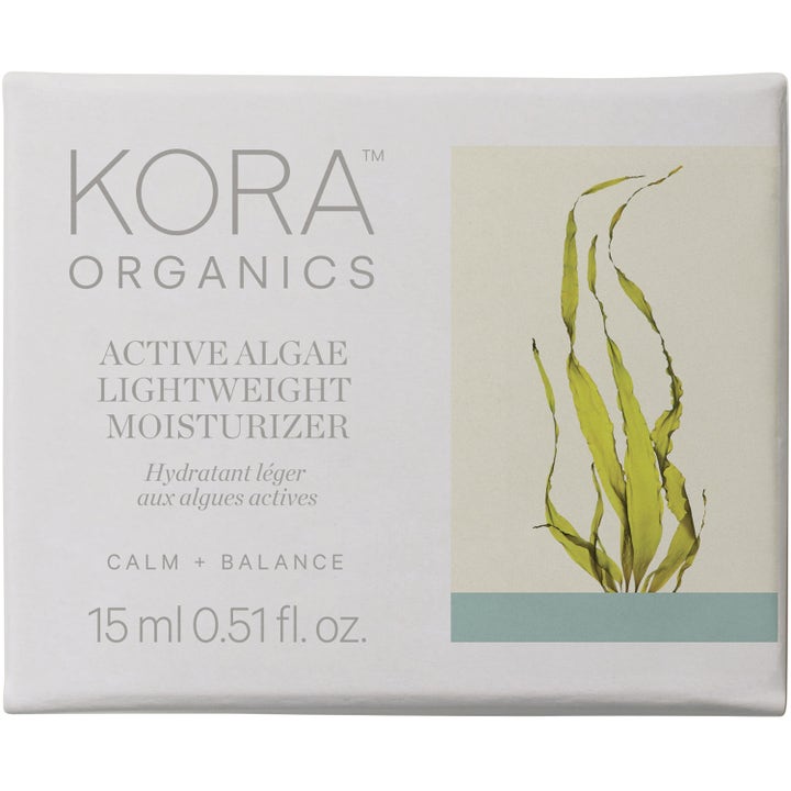 KORA Organics Active Algae Lightweight Moisturizer 15 ml lätt fuktkräm i vit ytterförpackning med motiv av gröna alger