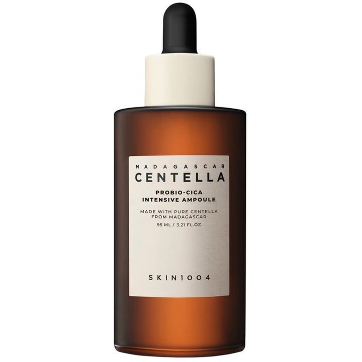 SKIN1004 Madagascar Centella Probio-Cica Intensive Ampoule 95 ml lugnande serum i bärnstensfärgad flaska med pipett.