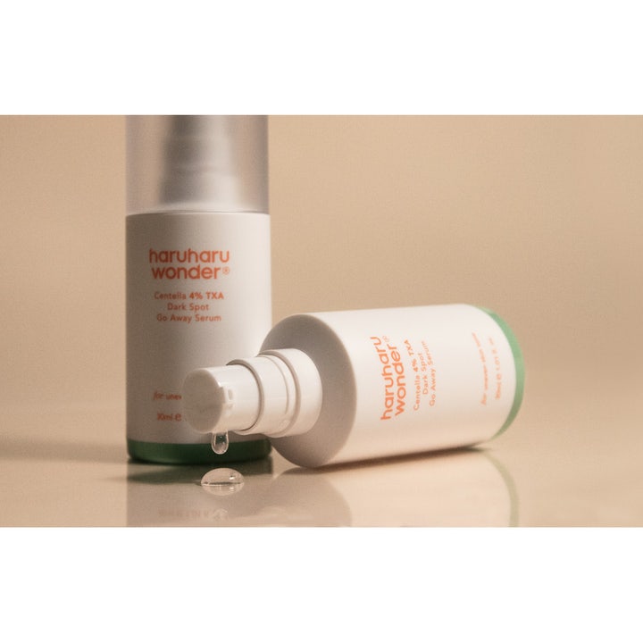 haruharu wonder Centella 4% TXA Dark Spot Go Away Serum 30 ml serum mot mörka fläckar i vit pumpflaska med en klar droppe