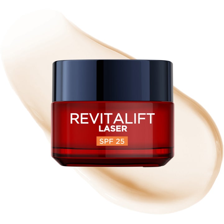 L'Oréal Paris Revitalift Laser 50 ml uppstramande dagkräm SPF 25 i röd glasburk mot en ljus och krämig textur.