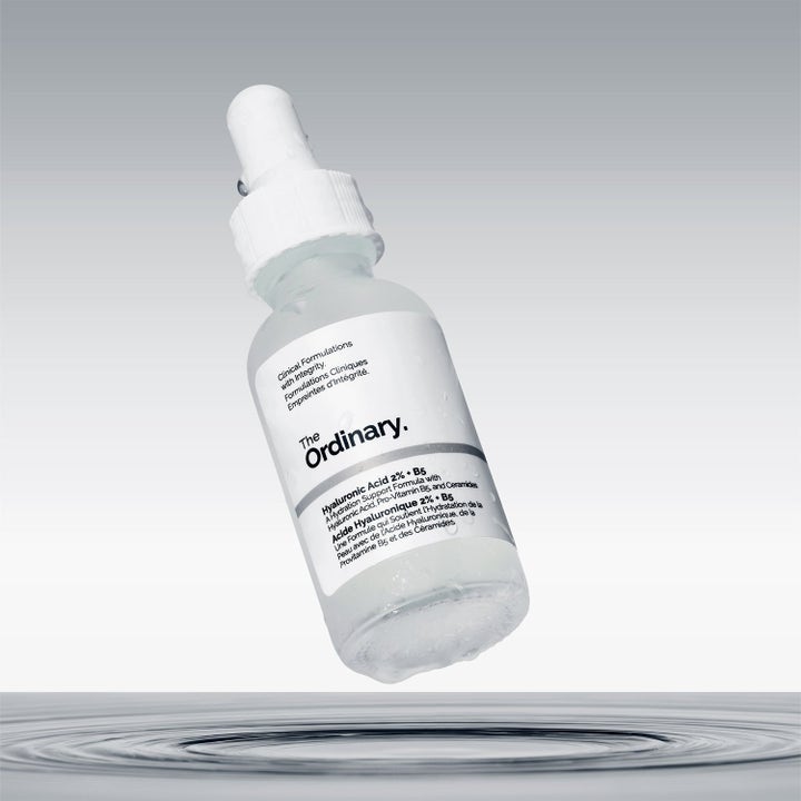 The Ordinary Hyaluronic Acid 2% + B5 återfuktande serum i frostad glasflaska med pipett svävande över vatten.