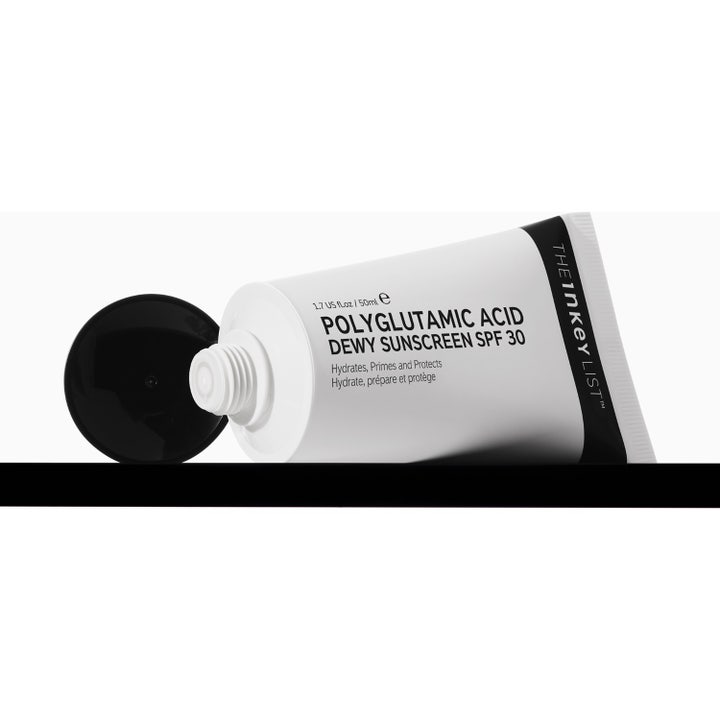 The INKEY List Polyglutamic Acid Dewy Sunscreen SPF30 50 ml återfuktande solkräm i vit tub och kartong ger lyster ansikte