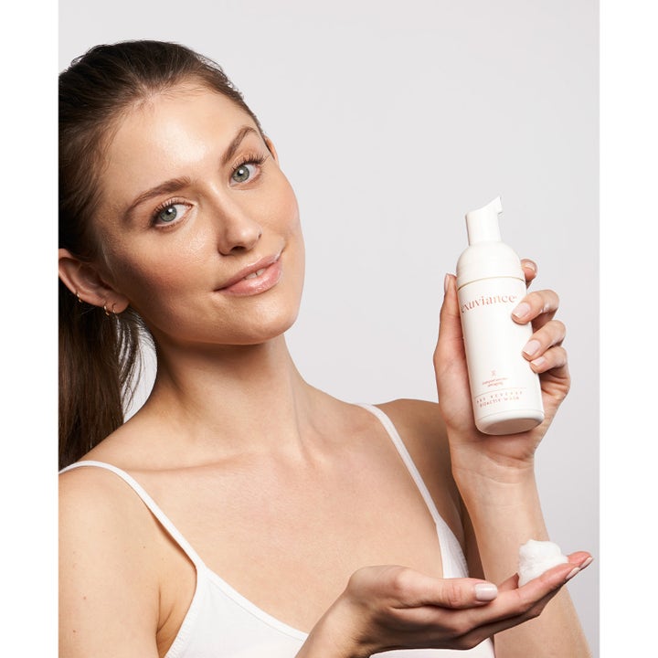 Exuviance Age Reverse BioActiv Wash 125 ml antiaging ansiktstvätt som ger bioaktiv cellförnyelse visas som vitt skum.