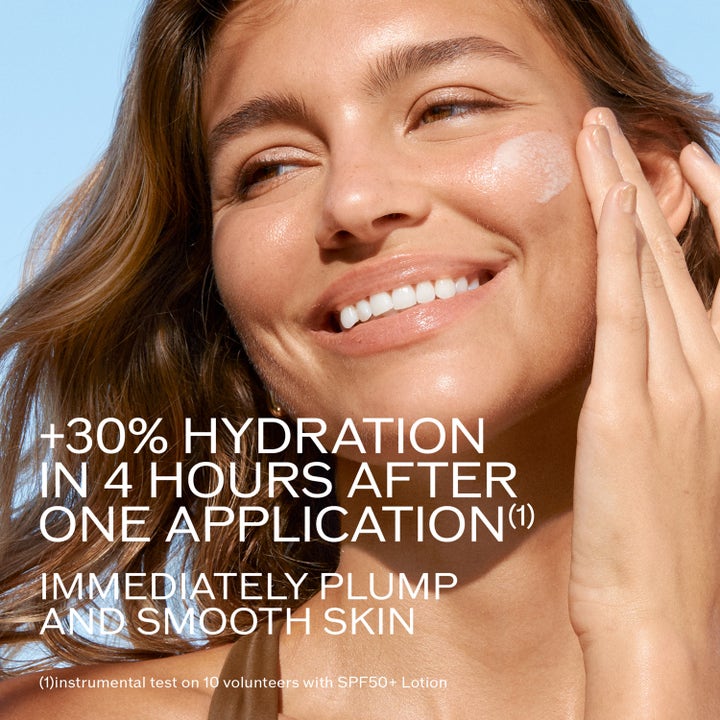 Shiseido Global Sun Care Lotion SPF30 300 ml lyxig solskyddskräm som ger återfuktad och slät hud på en leende kvinna