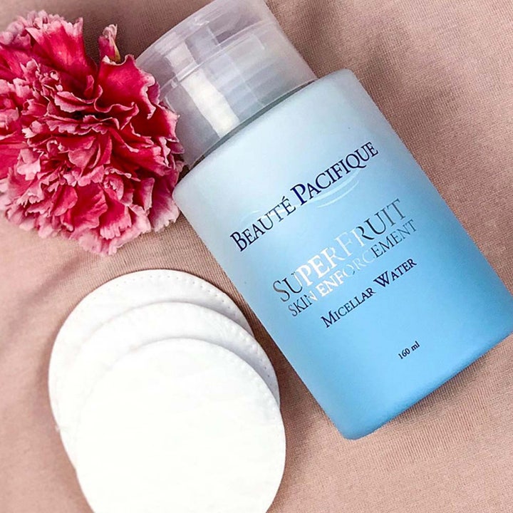 Beauté Pacifique Superfruit Micellar Water 160 ml antioxidant micellärvatten i blå flaska med vita bomullsrondeller