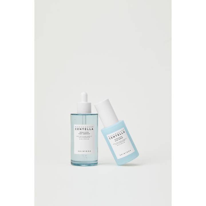 SKIN1004 Madagascar Centella Hyalu-Cica First Ampoule 100 ml återfuktande centella ansiktsserum i ljusblå glasflaska.