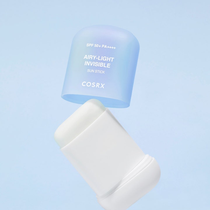 COSRX Airy-Light Invisible Sun Stick 19 g solskydd i vitt stift med genomskinligt ljusblått lock.