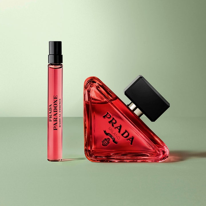 Prada Paradoxe Radical Essence 90 ml gourmand parfym dam i en djupröd triangulär glasflaska med svart kork
