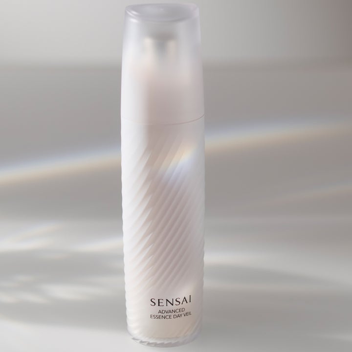 Sensai Advanced Essence Day Veil 40 ml lystergivande ansiktsserum i en frostad vit flaska med spiralmönster