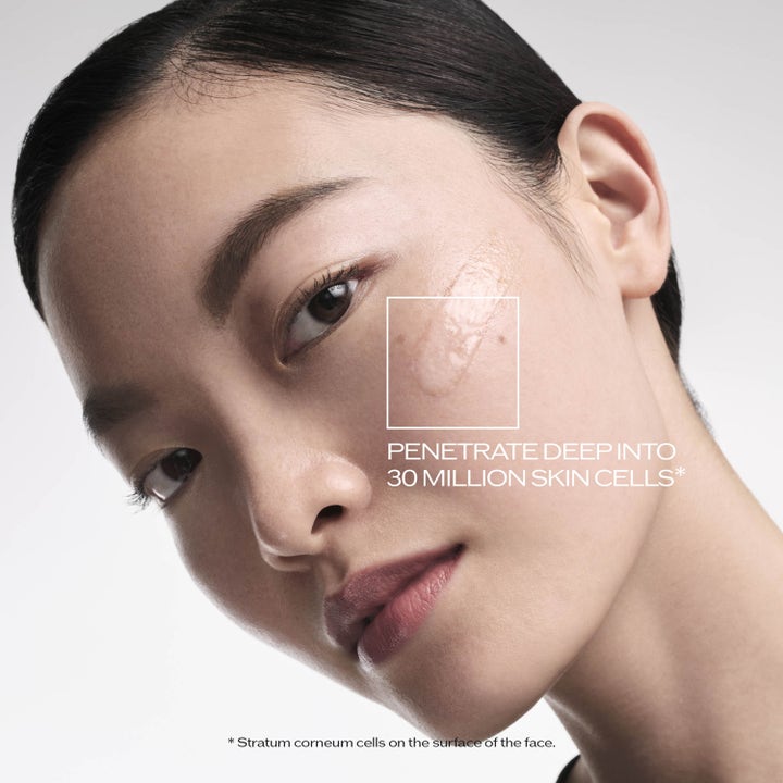 Shiseido Ultimune Power Infusing Concentrate 50 ml serum ger lyster med droppar av koncentrat på huden.