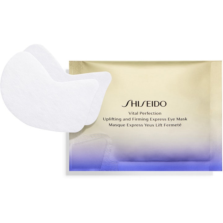 Shiseido Vital Perfection 1 st uppstramande express ögonmask med vita patches och glänsande guld-lila sachet.