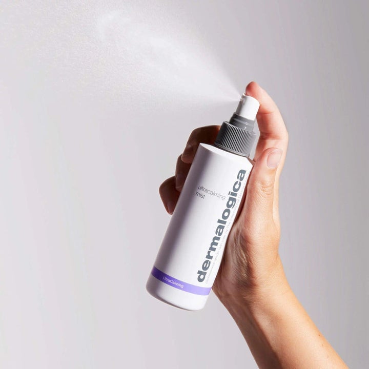 Dermalogica UltraCalming Mist Duo lugnande ansiktsvatten i vit sprayflaska som ger en fin fuktgivande dimma.