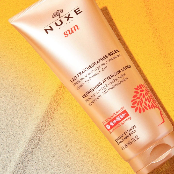 Nuxe Sun Refreshing After-Sun Lotion 200 ml återfuktande after sun i bronsfärgad tub med Spotify-kod