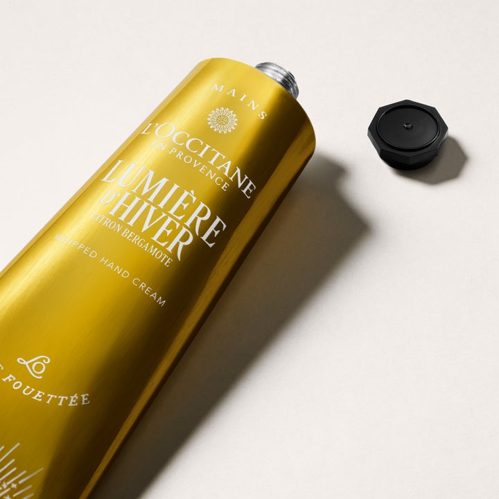 L'Occitane en Provence Shea Lumiére D’Hiver 150 ml handkräm i guldfärgad metalltub med avtaget svart lock