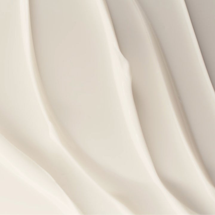 Nuxe Men Anti Age Cream 50 ml återfuktande ansiktskräm visar en mjuk vit och krämig formula i närbild.