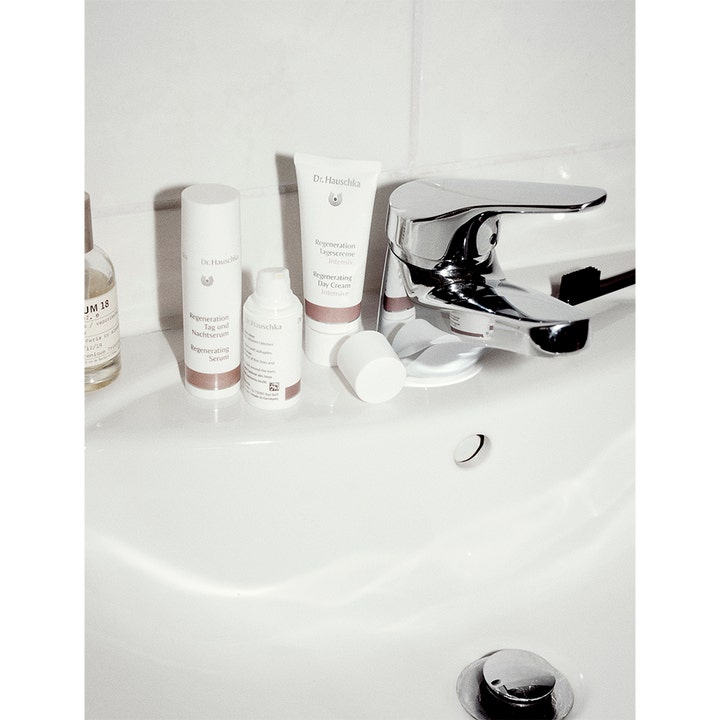 Dr. Hauschka Regenerating Day Cream 40 ml återfuktande ansiktskräm i vita tuber på ett vitt handfat vid en kran.