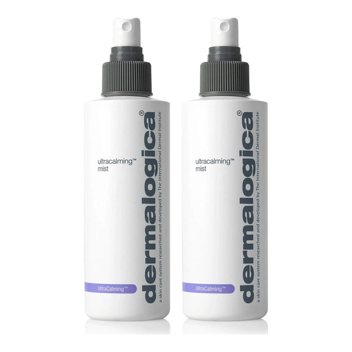 Dermalogica UltraCalming Mist lugnande ansiktsmist i två vita sprayflaskor med grå pumpar och lila detaljer