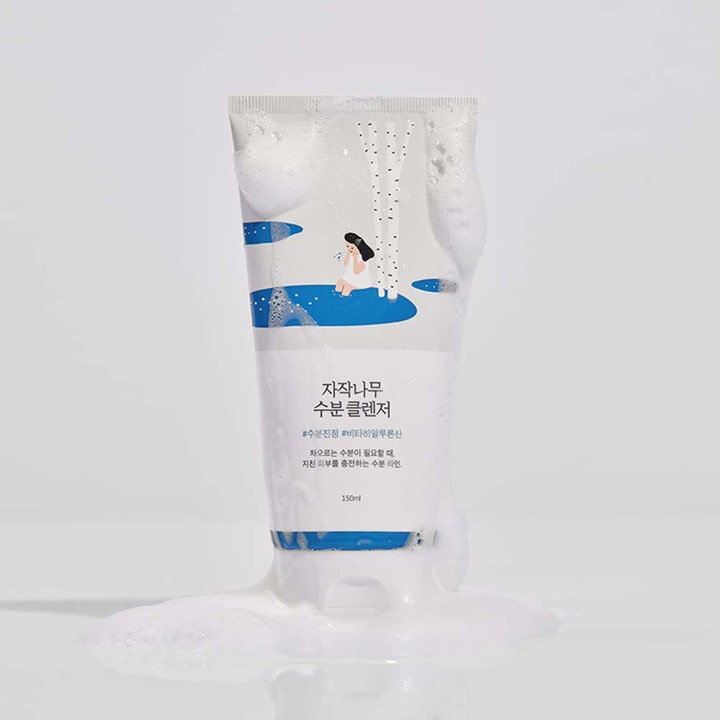 Round Lab Birch Juice Moisturizing Cleanser 150 ml björkjuice rengöringsgel ansikte täckt av mjukt, luftigt skum.