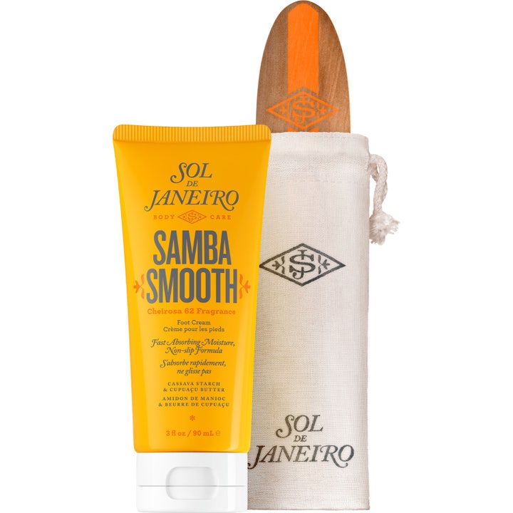 Sol de Janeiro Samba Smooth 90 ml ger brasiliansk fotvård hemma med mjukgörande fotkräm i gul tub och en fotfil i trä.