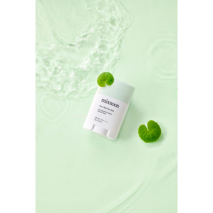 Mixsoon Cica-Hyal Sun Stick 15 g återfuktande ansikts solskydd stick med SPF 50+ bland vattenstänk och gröna blad