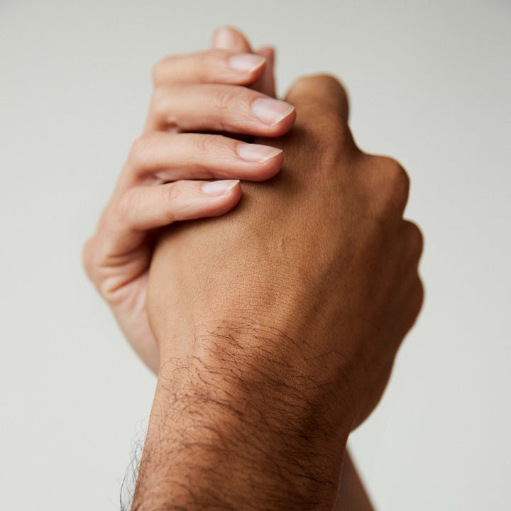 Bodyologist Soft Hands Advanced Hand Cream 150 ml återfuktande handkräm ger mjuk hud på två händer som håller varandra.