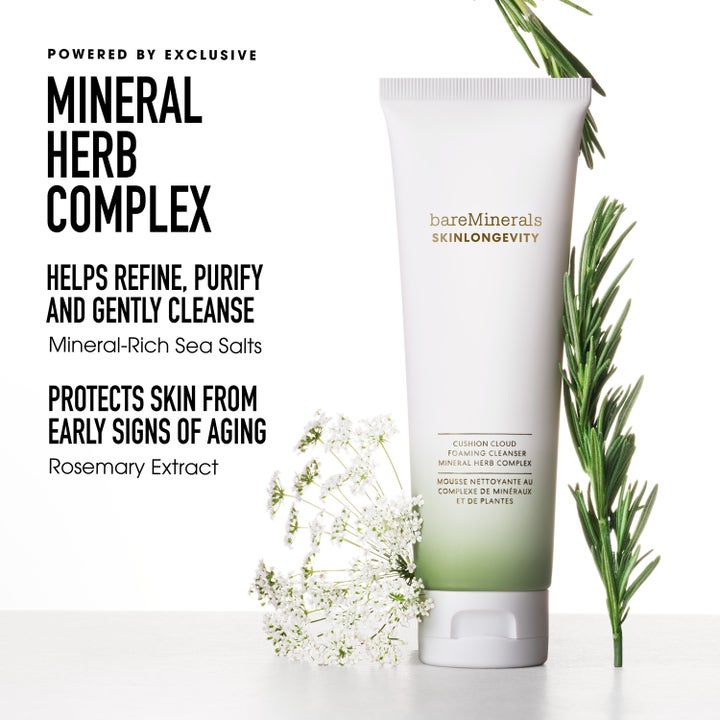 bareMinerals Skinlongevity 120 ml rengöringsskum i vit tub med örter som ger huden en ren och fräsch känsla