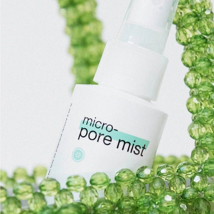 Dermalogica Clear Start Micro-Pore Mist niacinamid ansiktsmist i vit flaska omgiven av gröna pärlor