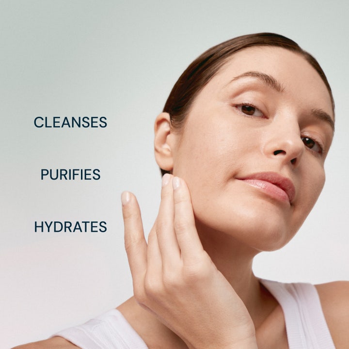 Elemis Pro-Collagen Hydrating Cleansing Mousse 125 ml ger lyster på kvinna med texten cleanses purifies hydrates.
