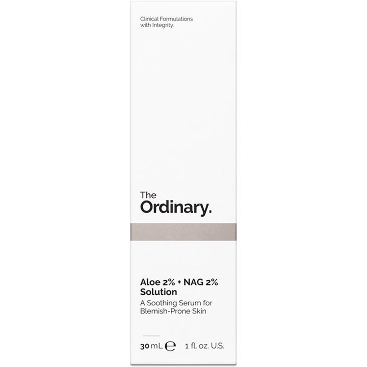 The Ordinary Aloe 2% + NAG 2% Solution 30 ml aknebehandling aloe i vit ytterförpackning med grå detaljer.