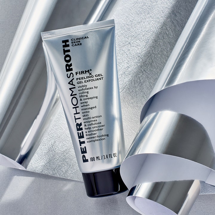 Peter Thomas Roth Firmx Peeling Gel 100 ml exfoliering ansikte djuprengörande i silverfärgad tub mot metallisk dekor.