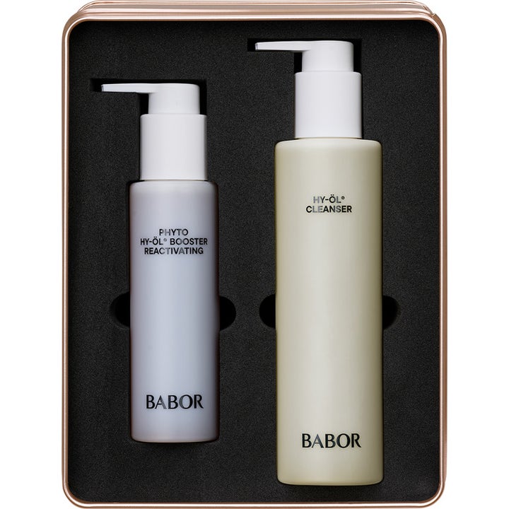 Babor Hy-Öl Cleanser och Phyto Hy-Öl Booster Reactivating set ger djuprengöring med två vita pumpflaskor i en metallbox.