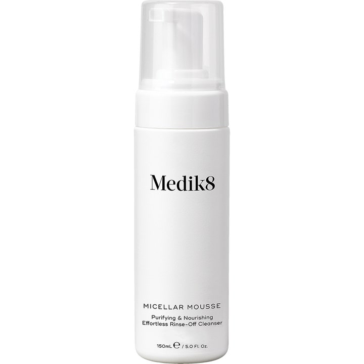 Medik8 Micellar Mousse 150 ml lugnande sminkborttagning ansiktsrengöring i en vit pumpflaska med genomskinligt lock