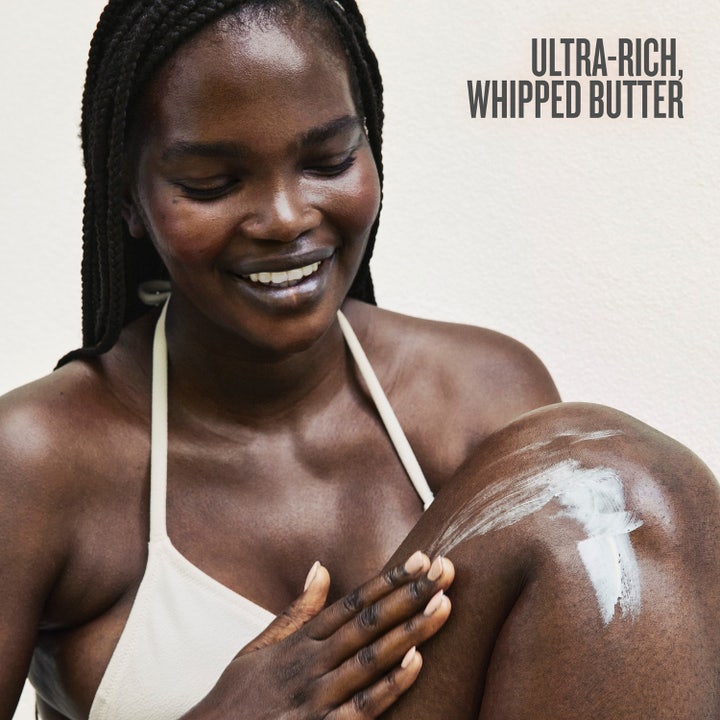 Sol de Janeiro Delicia Drench Body Butter 240 ml krämig textur med lila blommor för extremt torr hud
