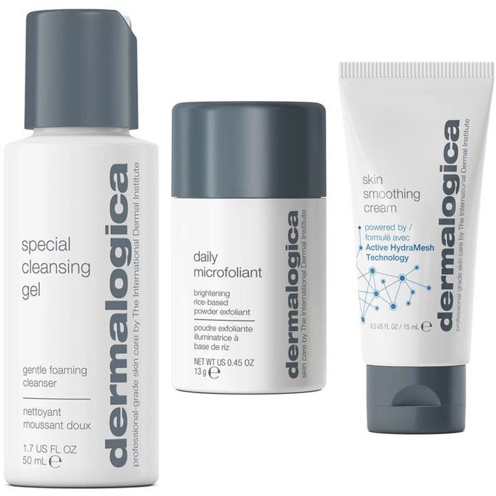 Dermalogica hudvårdskit med rengöring 50 ml exfoliering 13 g och kräm 15 ml i vita förpackningar med grå lock.